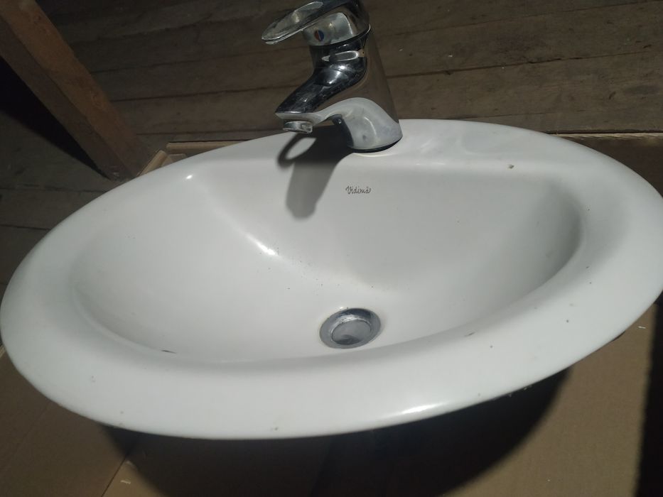Керамична мивка със смесител