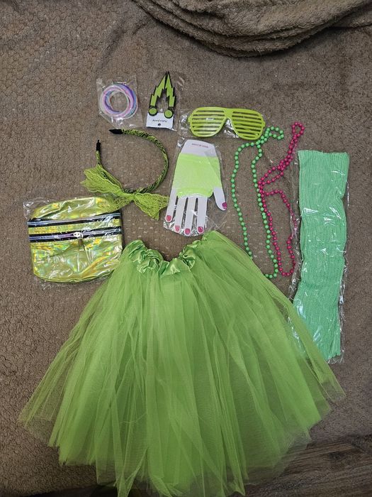 Vând costum pentru fete