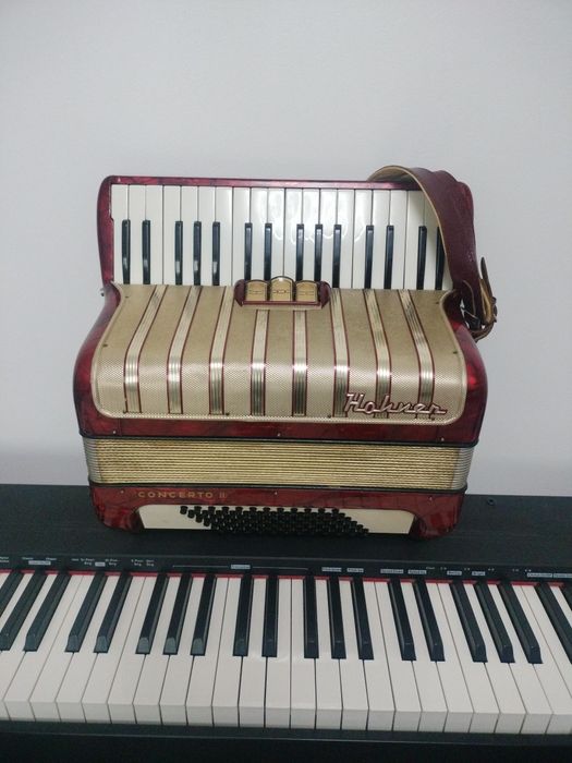 Acordeon Hohner Concerto II – 72 Bași, Roșu Sidefat, Stare Excelentă