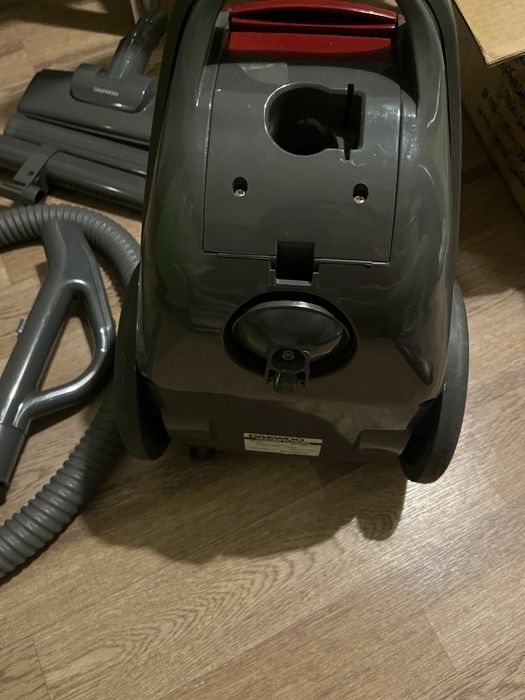 Продается почти новый пылесос Дэу