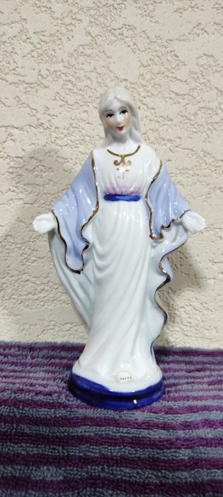 Дева Мария статуэтка фарфоровая высота 15си.