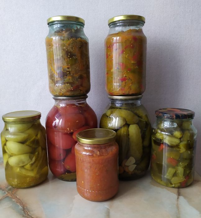 Соленья,варенье яблочное,смородина,клубника и т.д.