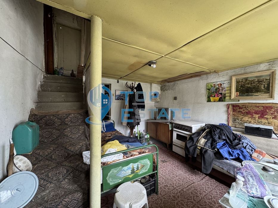 Къща с голям двор и допълнителни постройки в село Янтра, област Велик