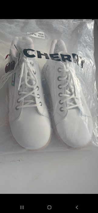 Продам обувь белая