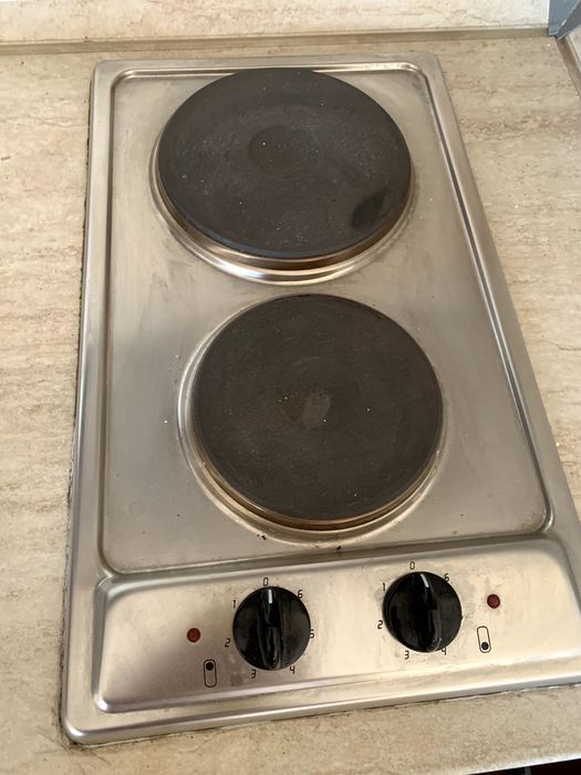 Продават се плот с два броя котлони