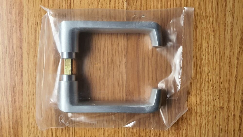 Брава за стъклена врата + дръжка (продава се отделно): алуминиеви