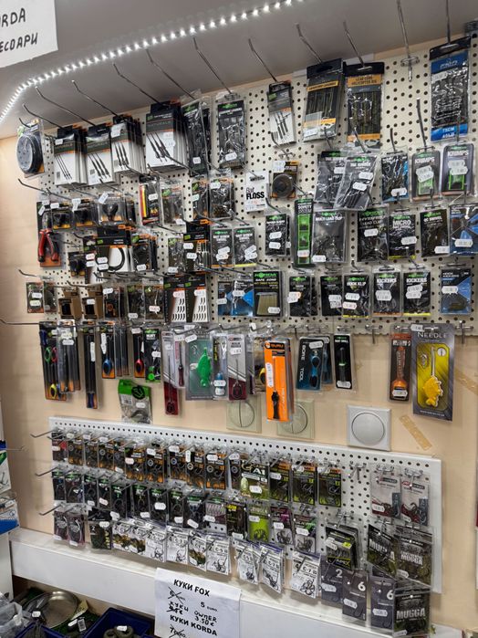 Стока и стелажи от риболовен магазин.