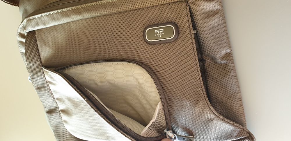 Tumi, borseta lux ,unisex, condiție impecabilă