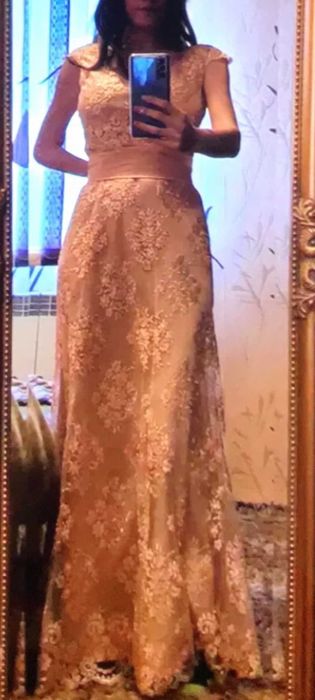 Продавам красива прасковена рокля