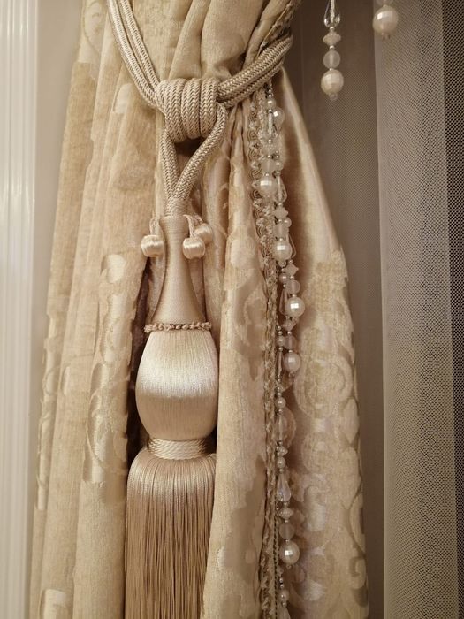 Draperii luxoase cu ciucuri decorativi – stare impecabilă