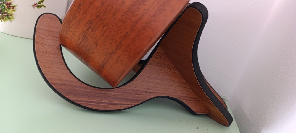 Ukulele cu suport lemn
