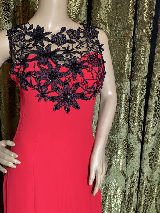 Продается вечернее б/у красное платье с черной оьделкой