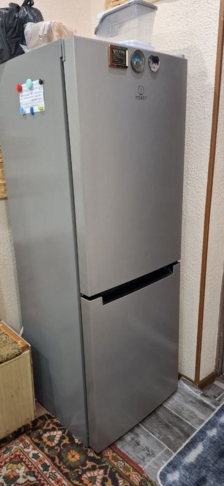 Срочно индесит холодильник сотилади