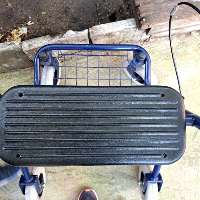 Проходилка за възрастни Ролатор