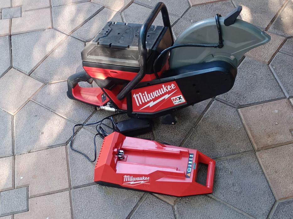 Drujba de tăiat asfalt, beton etc pe acuy MILWACKEE MXF COS 350 că nou