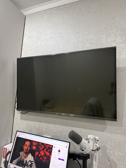 Телевизор LG с кронштейном