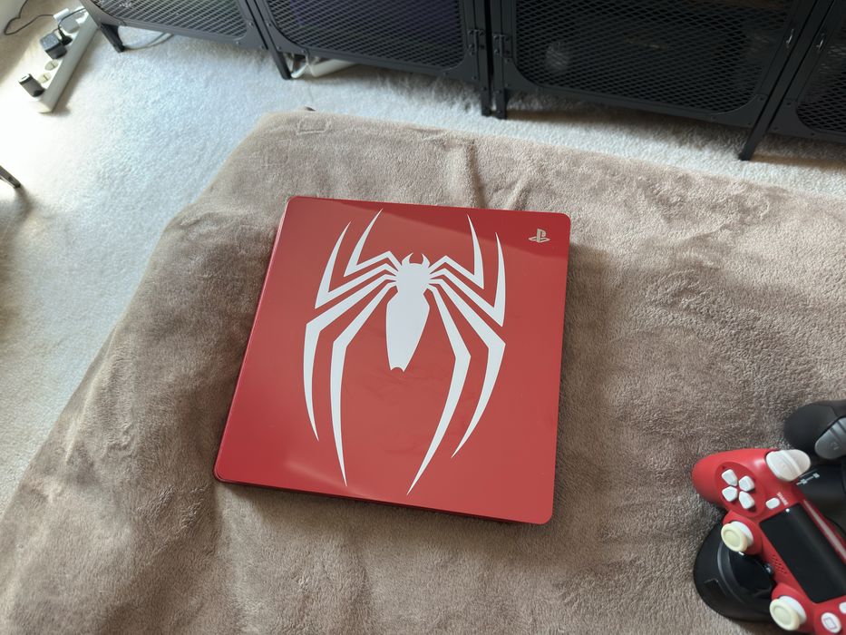 PS4 Slim Spider-Man Limited Edition – 2 controllere + dock HyperX