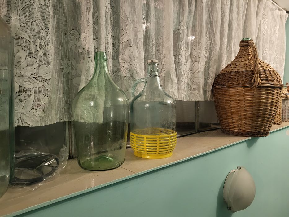 Продавам дамаджани плетени и голи