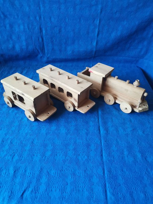 Ретро дървено влакче с локомотив и два вагона