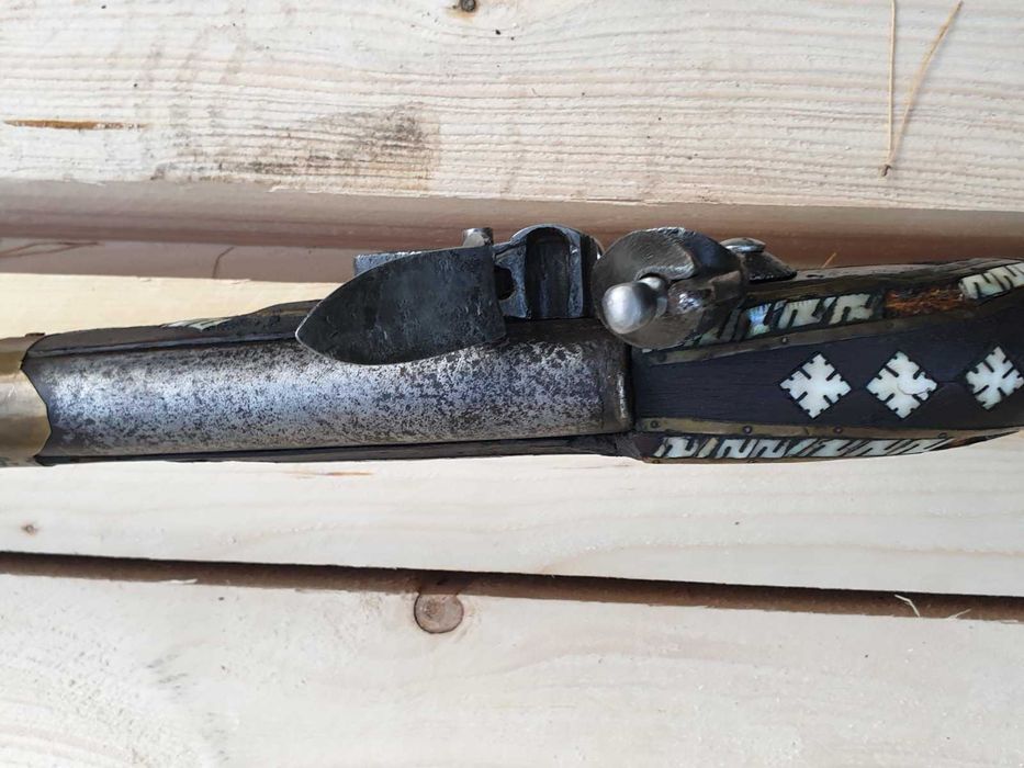 Стара пушка за стена