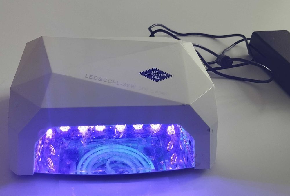 Лампа за изпичане на гел лак