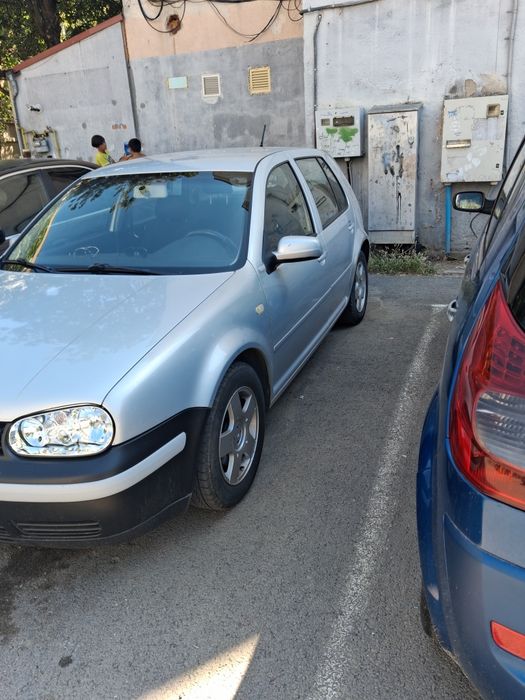 Vand sau schimb masina golf 4