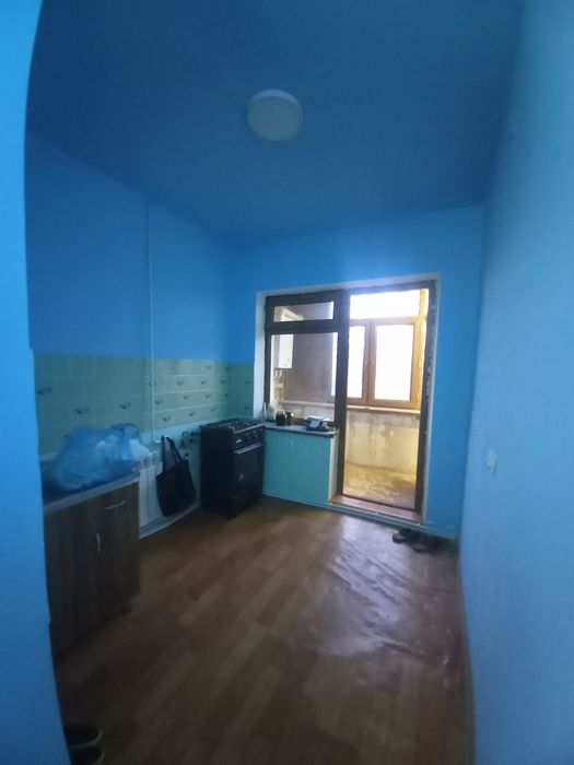 Продаётся 1 ком кв в чирчике 4 мкн дом кирпичный 2 этаж в доль дороги