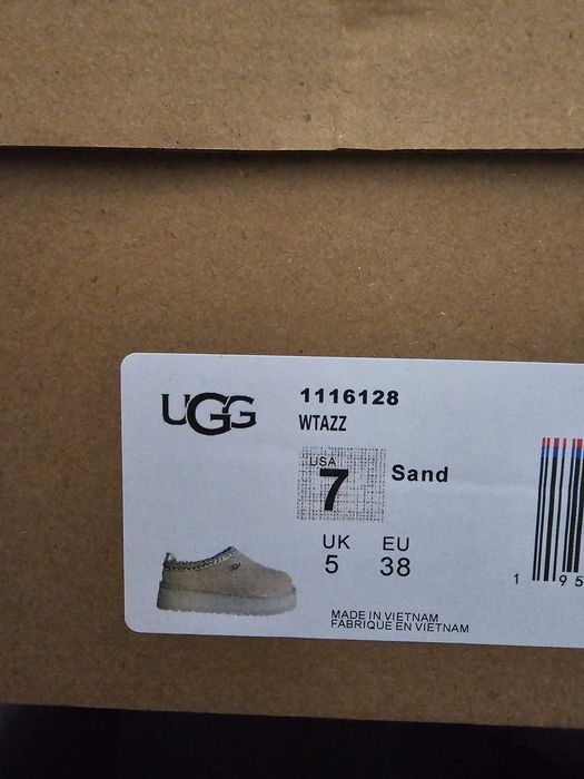 Ugg nou cu eticheta