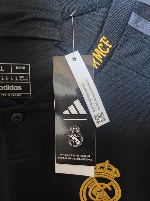 Echipament complect tricou și pantaloni scurți Real Madrid .