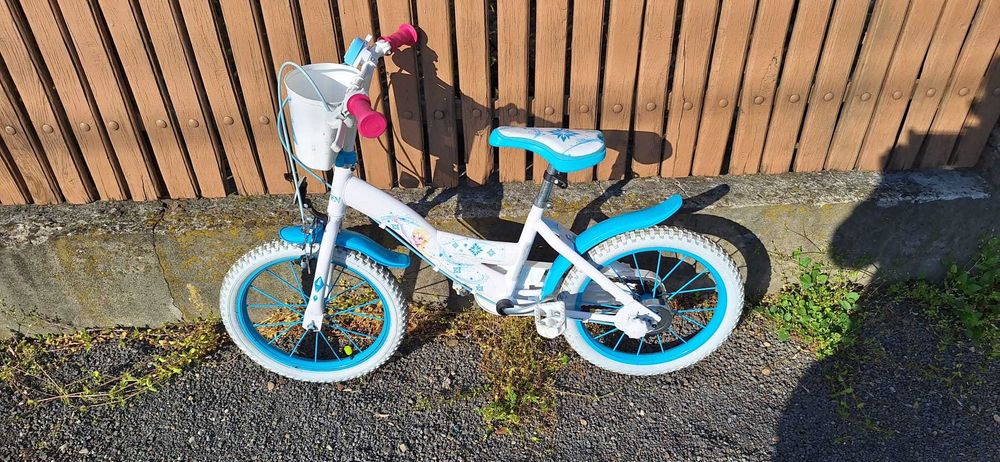 Vand bicicleta cu frozen pentru fete ,marimea 16 inch. Stare perfecta, foarte puțin utilizata.