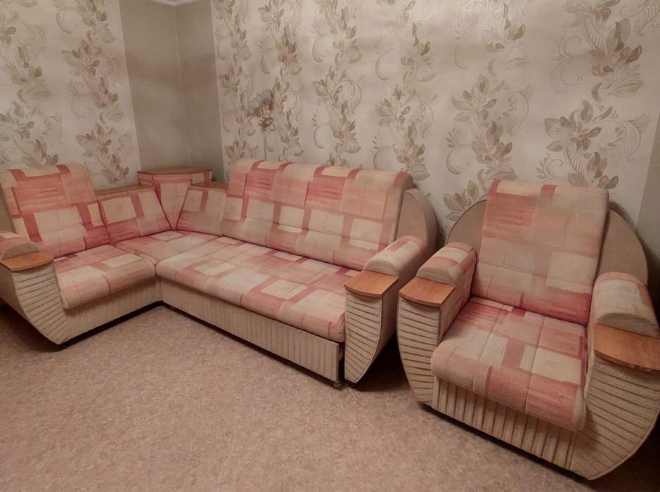 Продам угловой диван с креслом