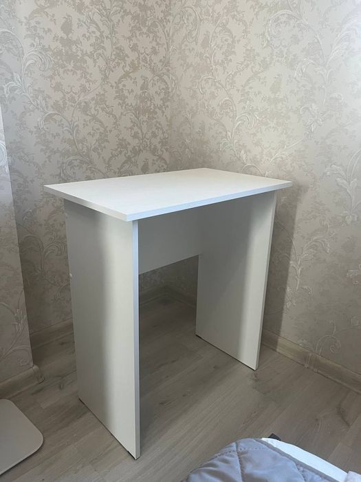 Стол белый 68x40