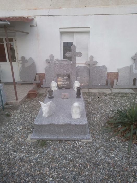 Monumente funerare