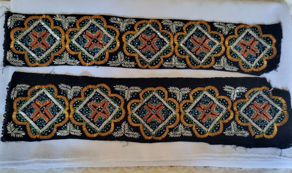 Centuri cu margele aplicate manual