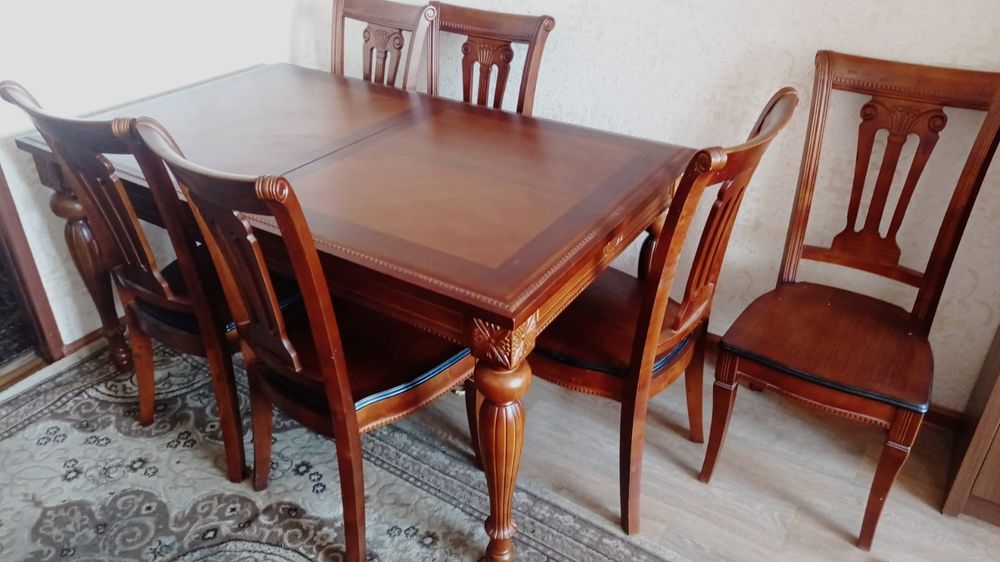 Стол и стулья чистое. Дерево