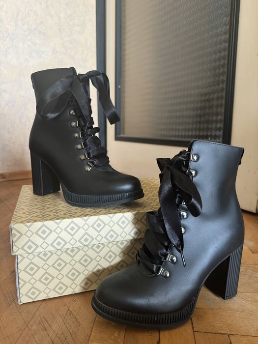 Черни боти на висок ток