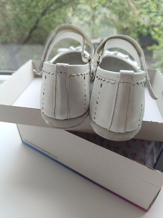 Продам туфли белые девочка