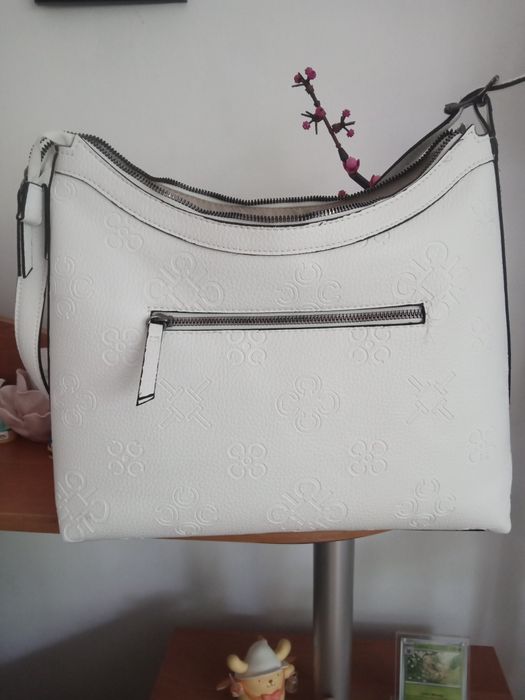 Две дамски чанти бяла и бежава