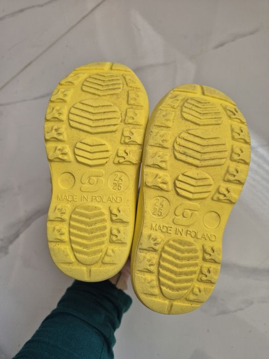 Жълти ботуши жабки