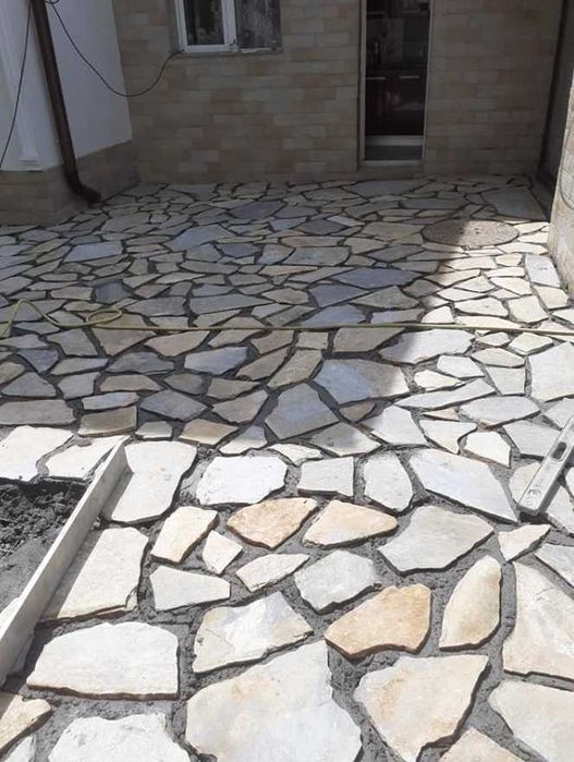 Piatră Naturală Decorativă pentru Spații Exterioare