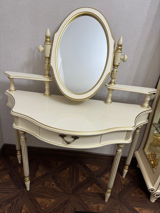 Женский столик для косметики