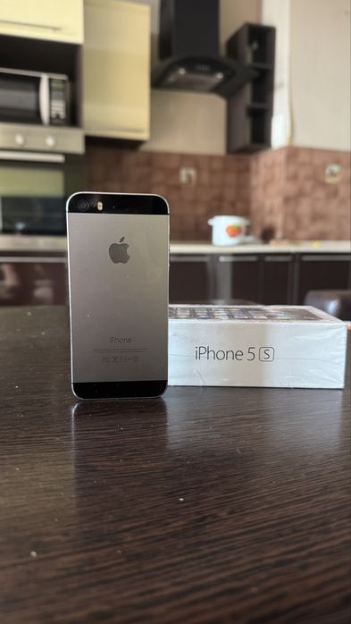Продам iphone 5s в хорошем сост