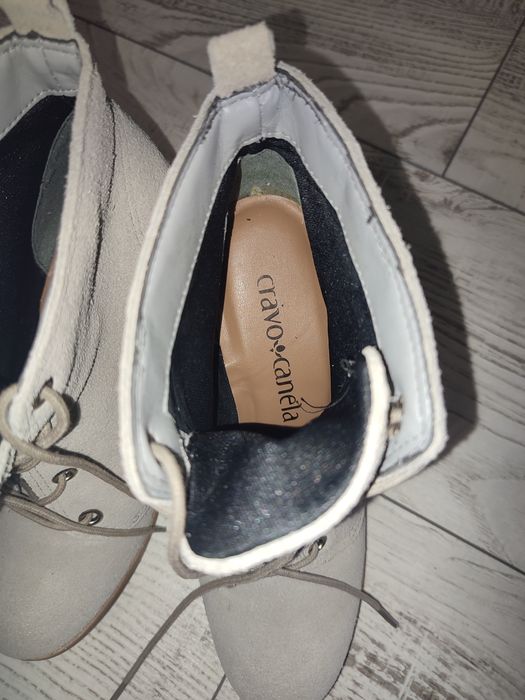 Cravo Canela Светло сиви велурени боти