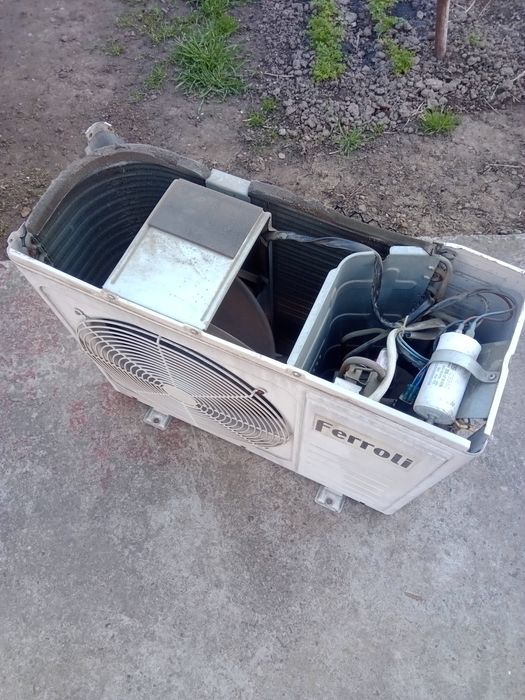 Aer condiționat, unitate externa Ferroli și Artel.