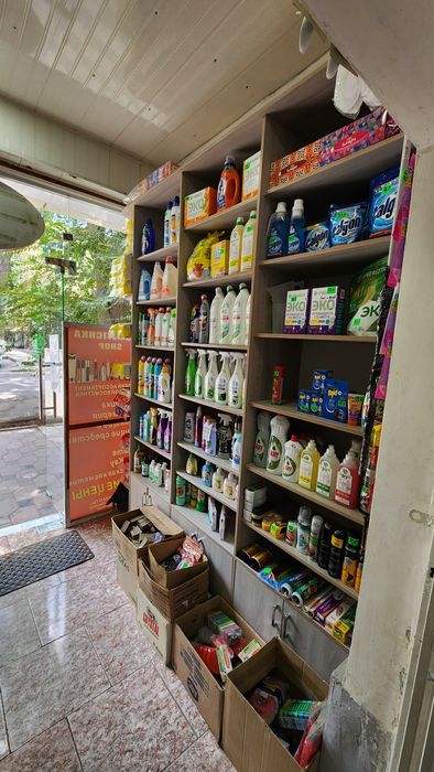 Продаются б/у шкафы, витрины-прилавки, полки для магазина.