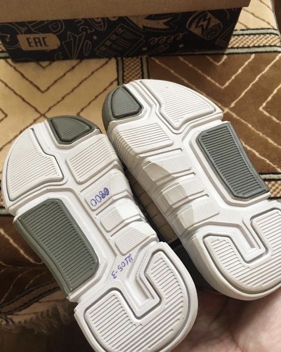 Новые  крассовки на 1-1,5 года