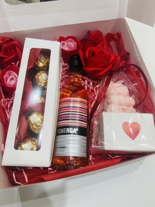 Подаръчен Комплент за 8 март , бонбони , свещ и сапунени рози в кутия