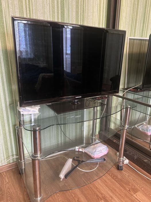 Продам телевизор со столом