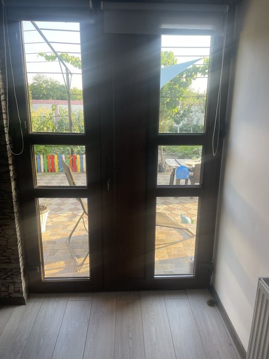 Vind usa cu pui de exterior nuc cu geamuri reflexiv tripan  adica are trei sticle  ,una din ele este oglinda care respinge razele soarelui.