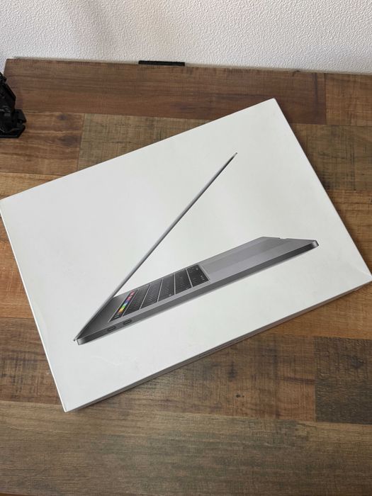 MacBook Pro 15" 2018 | i7 | 32GB RAM | 512GB SSD | Touch Bar | Space Gray Full Box